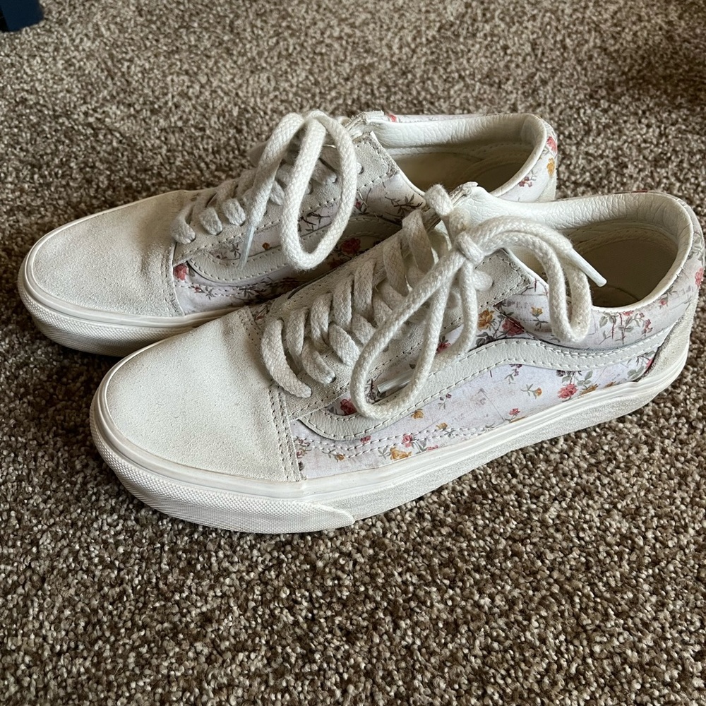 Vans Women's White Floral Old Skool Lace-Up Sneakers